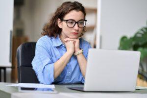 ¿Cuál es el procedimiento de investigación de un accidente automovilístico fatal?